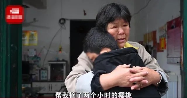 男孩面部烧伤戴奥特曼面具卖樱桃,如何帮助这名男孩度过难关?