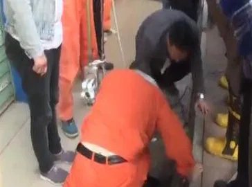 女孩堵气钻下水道后如何被解救？