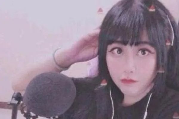 乔碧萝毫无底线的炒作被全网封杀，是否应该追查其幕后炒作团队？