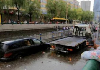 马路积水铲车运送市民10元一位,当地到底发生了什么?