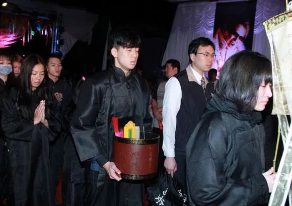 高凌风去世葬礼现场照片 高凌风妻子金友庄车震照片