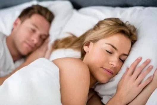 情侣睡觉男生控制住吗 情侣一起睡觉为什么男生睡不好