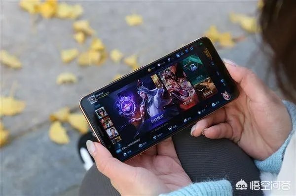 男子车祸受伤后在路边玩王者荣耀，声称可以缓解疼痛，如何看待他的行为？