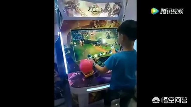 男子车祸受伤后在路边玩王者荣耀，声称可以缓解疼痛，如何看待他的行为？