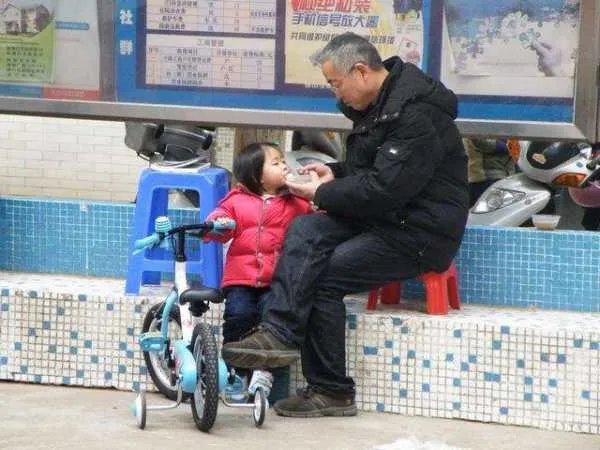 孙女返程爷爷雨中相送不肯离开,你被这一幕感动到了吗?