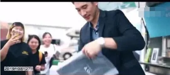 高以翔给每一个探班粉丝送礼物 暖心大男孩上线实在是太令人惋惜了