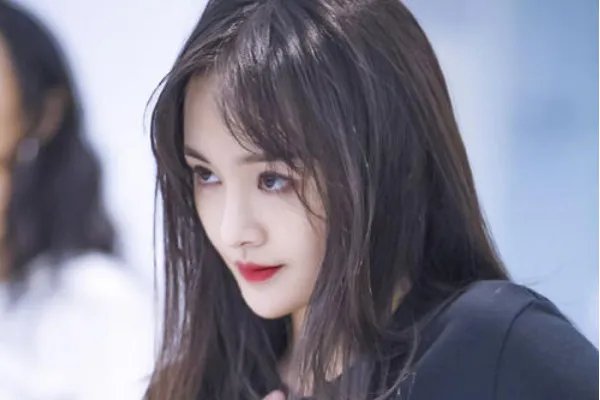 郑爽因在节目中cue金晨邓伦而被网友骂惨，直爽的性格给她带来哪些弊端？