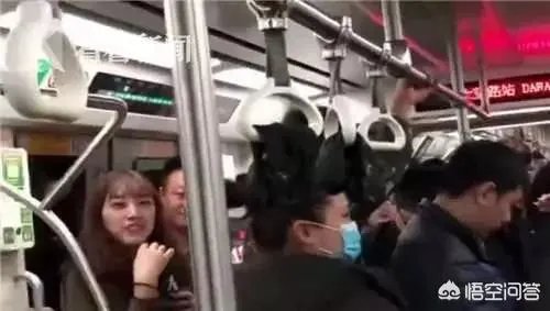 男子地铁当众脱鞋,你怎么看?