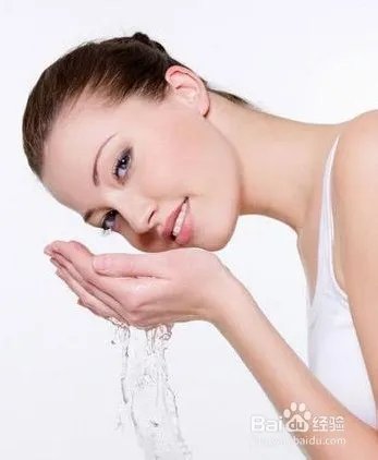 洗脸不洗发际线是大忌 弄懂怎么洗脸才是对