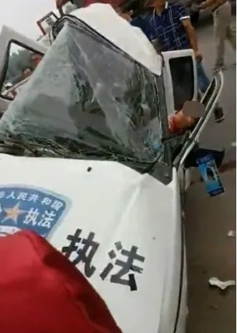 河南一执法车与大货车相撞伤亡如何?