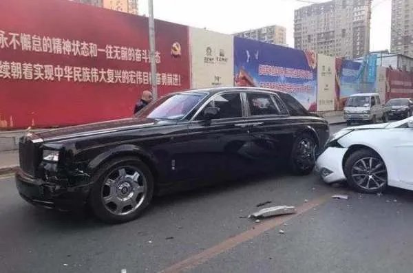 千万劳斯莱斯街头被撞得赔多少？