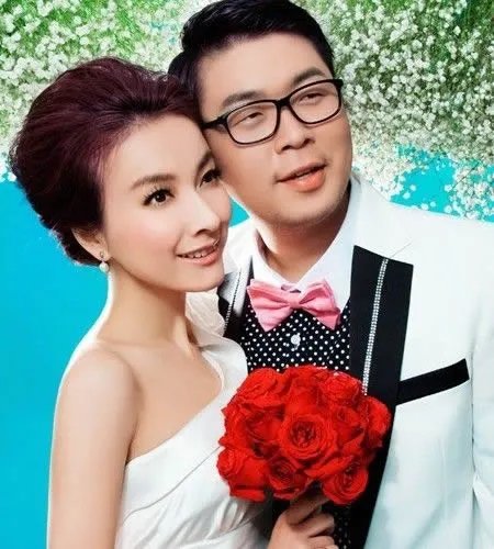 吴昕杜海涛婚纱照亲密相拥 二人疑似已领证结婚