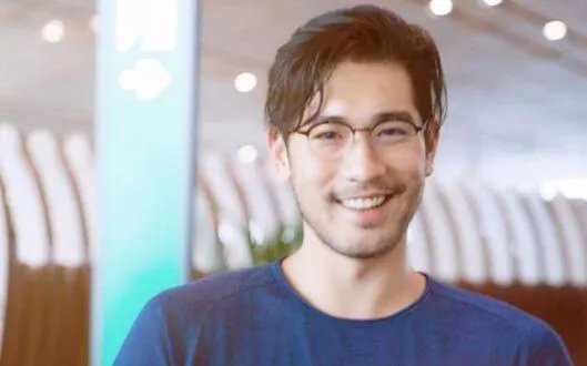 高以翔给每一个探班粉丝送礼物 暖心大男孩上线实在是太令人惋惜了