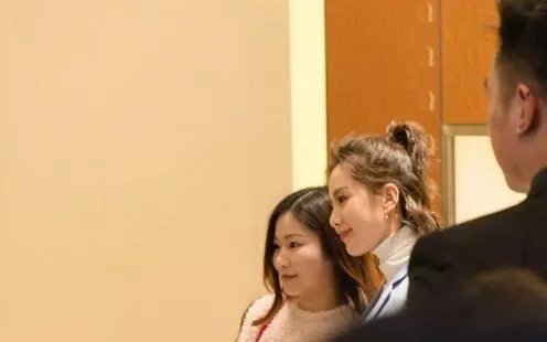 路人镜头下的刘诗诗好美,你觉得她的精修图好看还是生图好看?