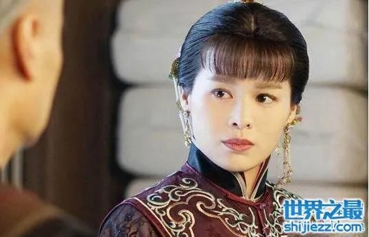 胡杏儿晒比基尼照，大肚子怀孕照堪称最美辣妈 