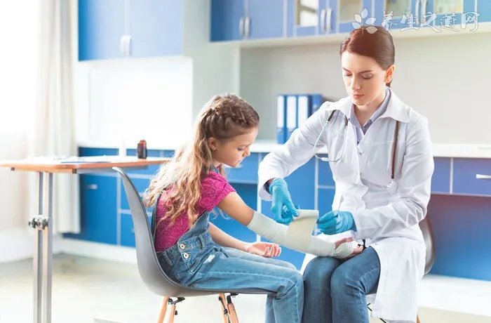 库里再次接受手术 史蒂芬库里已经第二次左手骨折修复手术