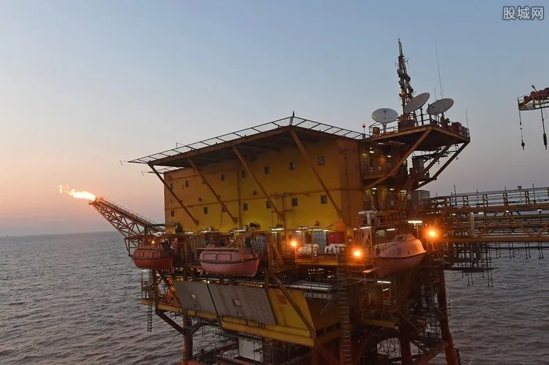 俄乌局势升级俄股暴跌原油大涨 黄金走势怎么样？