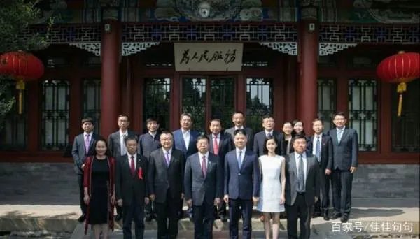 王思聪公开评论奶茶妹妹靠长相傍大款,他是怎么评价章泽天的?