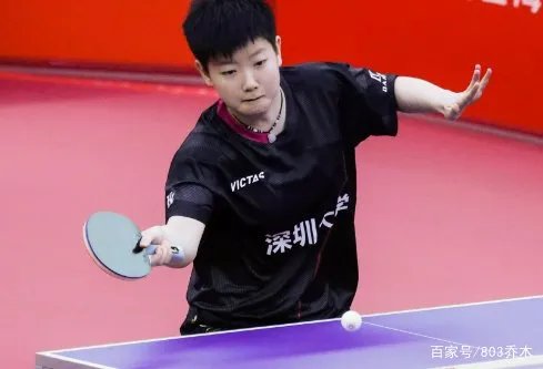 孙颖莎在机场被粉丝围堵,她的人气有多高?