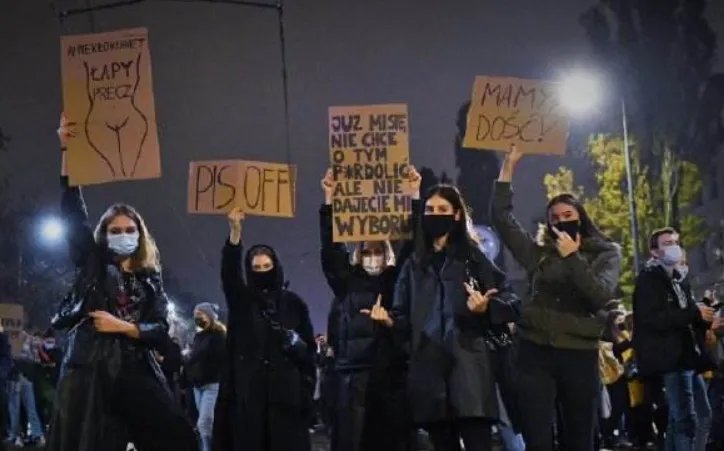 波兰首都为何会有十万人抗议反对堕胎法？
