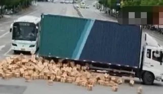 1000多箱茅台翻车了，一箱一万，司机赔的起吗？