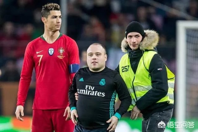 C罗近日在友谊赛中遭迷弟强吻，那么梅西有被男球迷强吻的经历吗？