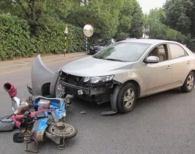 酒驾的人和一个无照驾驶的人发生交通事故，你认为是谁的责任？