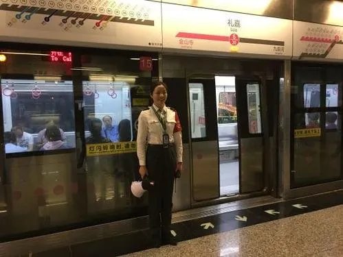 19岁地铁安全员偷闻女乘客头发,最后是如何处理的?