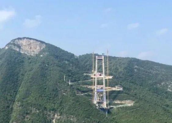 中国工程师如何使用无人机修建悬索桥?