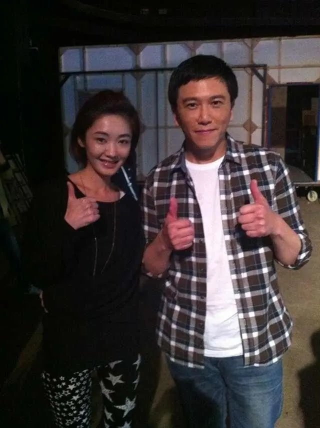 谢天谢地你来啦 20121020期 骑马舞领舞黑色上衣女孩是谁呀 一直带微笑，好漂亮。