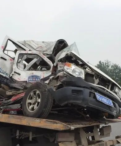 河南一执法车与大货车相撞伤亡如何？