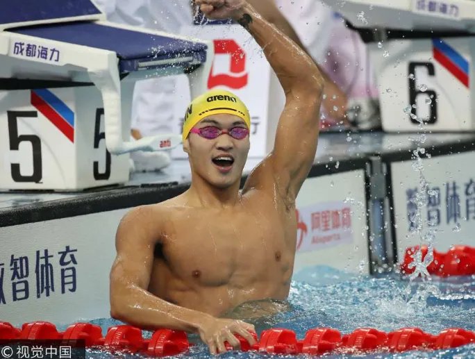 徐嘉余以什么成绩夺得男子仰泳首个冠军？