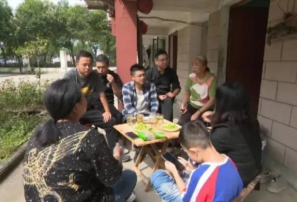 72名学生众筹为离世老师父母养老,这是一种什么做法?