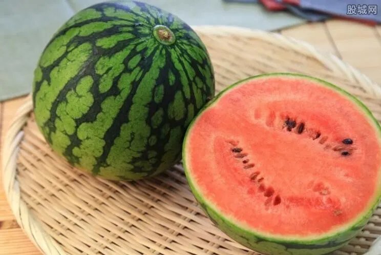 买滞销瓜赠环卫工 企业购买数千斤西瓜获得称赞