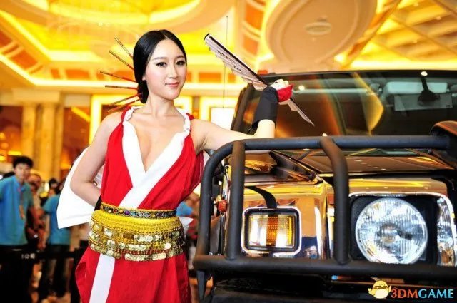 湿露露脱衣大闹整形医院 车展上COS不知火舞走红