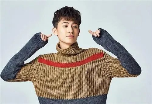 梁森戴假发引起网友们注意，你觉得没有头发的他帅还是有头发的他帅？