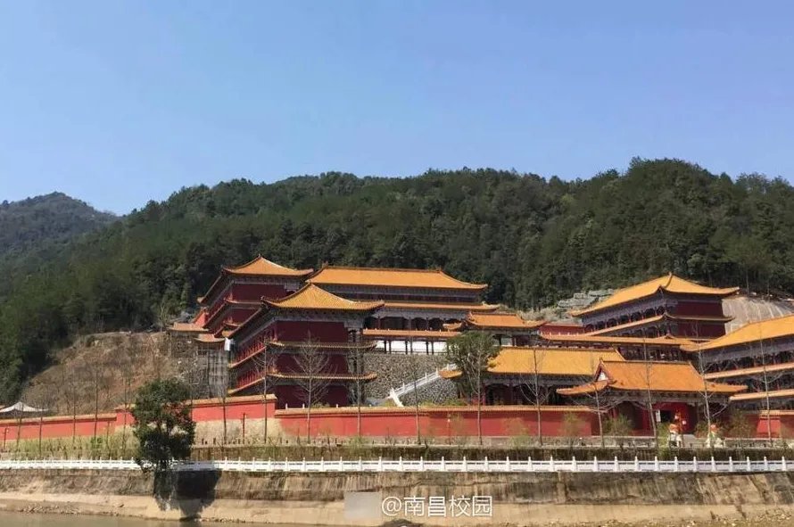 10亿建豪华校区是怎么回事？