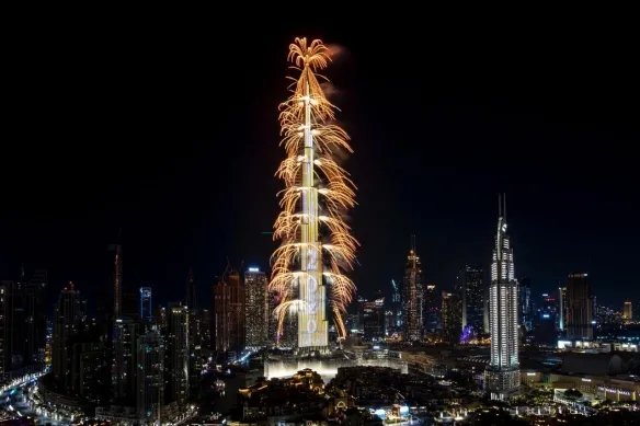 迪拜世界最高塔用中文送新年祝福 烟火秀视效惊艳！