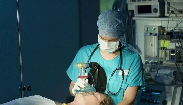 网红医生用麻醉药捂晕自己后道歉,你怎么看待这件事?