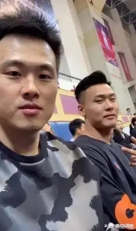 广东女篮夺冠，广东男篮的孟铎表示自己是冠军家属了，这是什么情况？