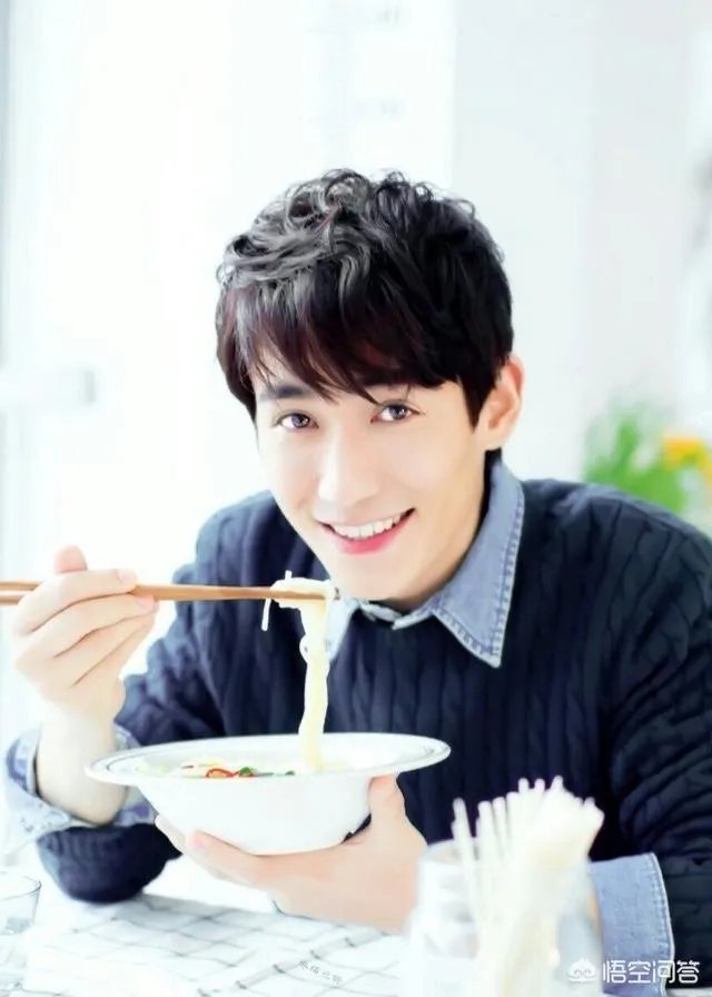 杂志封面是蔡徐坤，朱一龙粉丝怒烧杂志泄恨，真的有必要吗？