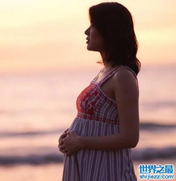 胡杏儿晒比基尼照，大肚子怀孕照堪称最美辣妈 