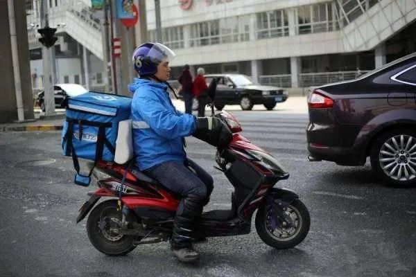 白岩松提醒外卖平台别把骑手当机器,他为何这么说?