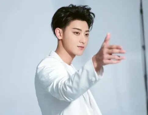 黄子韬深夜现身急诊,他本人是如何回应这件事的?