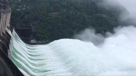 千岛湖首次9孔全开泄洪 半小时流量差不多是一个西湖