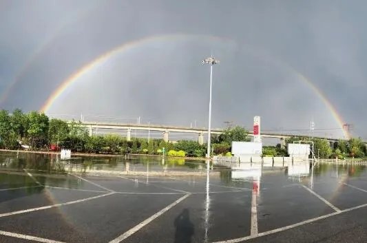 北京天空现迷人双彩虹 画面中彩虹的轮廓清晰可见