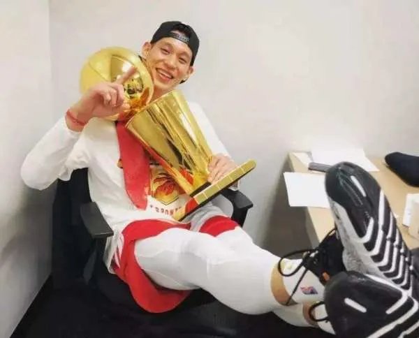 林书豪嘴角流血,现场的状况是如何的?