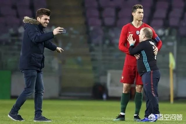 C罗近日在友谊赛中遭迷弟强吻，那么梅西有被男球迷强吻的经历吗？