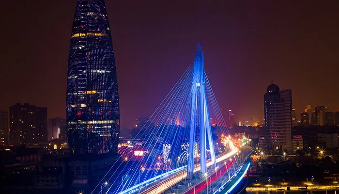 法官进羊圈打一城市名