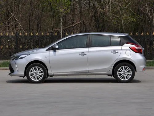 有哪些油耗较低的车适合收入不高的家庭使用？